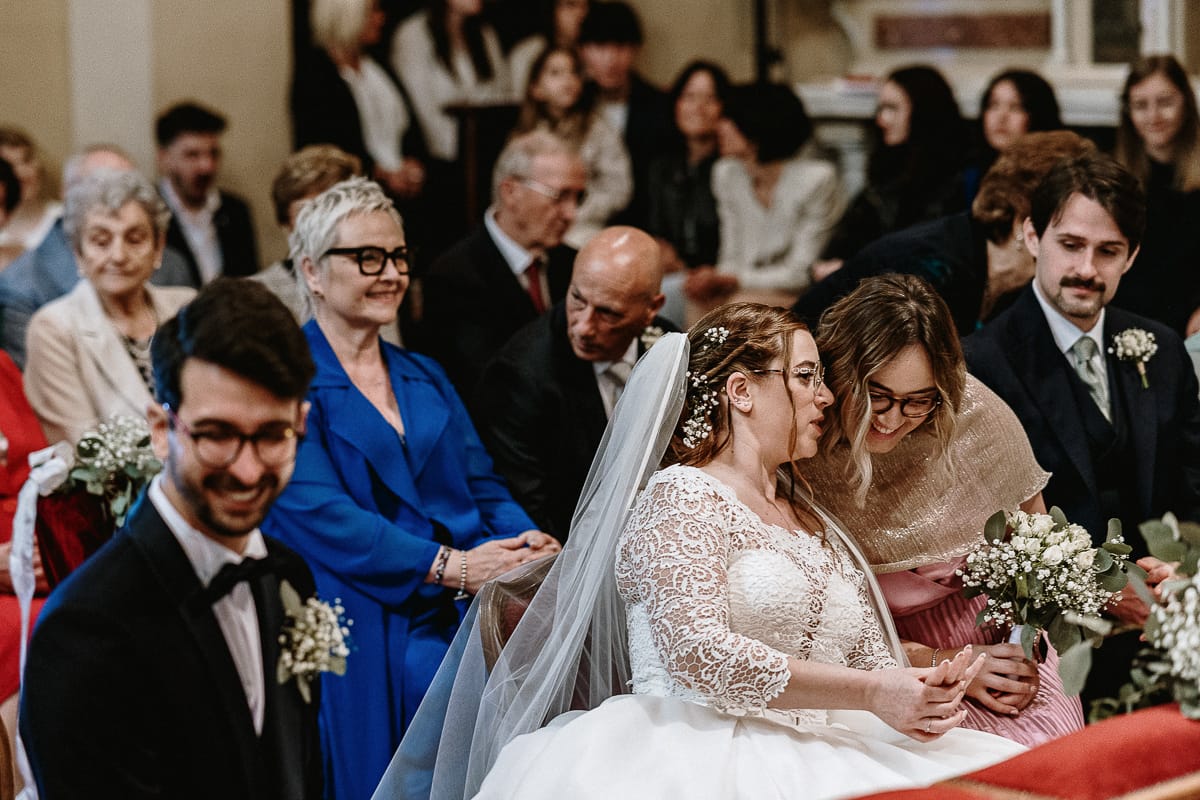 Cerimonia nella chiesa di Madonna della Scala. la sposa mostra l'anello alla sorella.