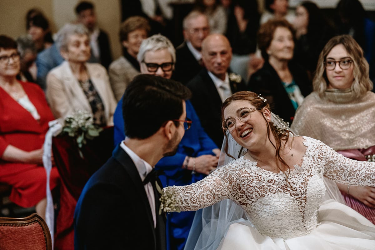 Cerimonia nella chiesa di Madonna della Scala. La sposa sta per abbracciare lo sposo e gli sorride.
