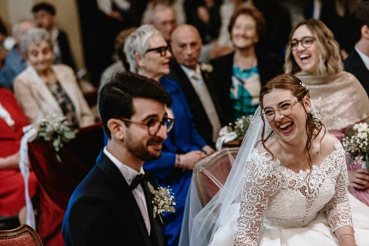 Cerimonia nella chiesa di Madonna della Scala. La sposa guarda lo sposo ridendo.