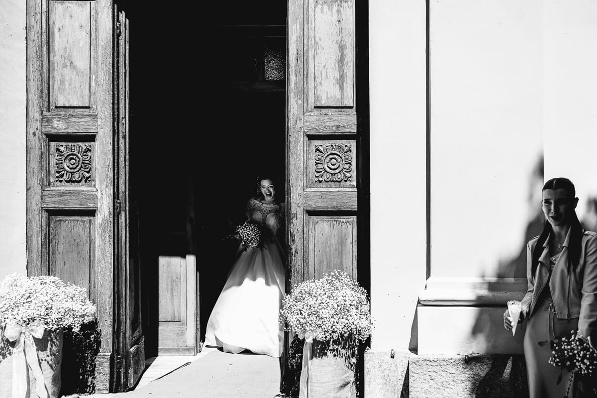 Cerimonia nella chiesa di Madonna della Scala. Uscita degli sposi. Luce drammatica sulla sposa. Bianco e nero.
