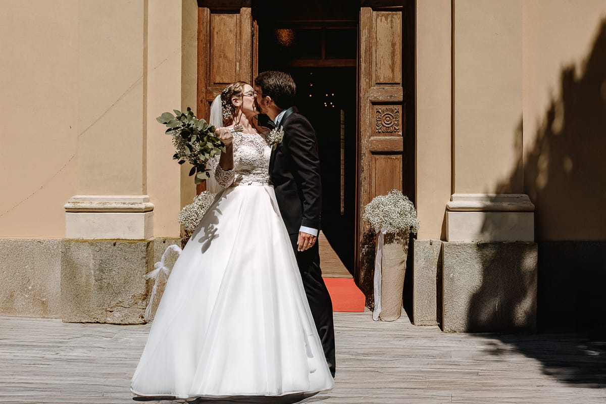 Cerimonia nella chiesa di Madonna della Scala. bacio degli sposi fuori dalla chiesa.