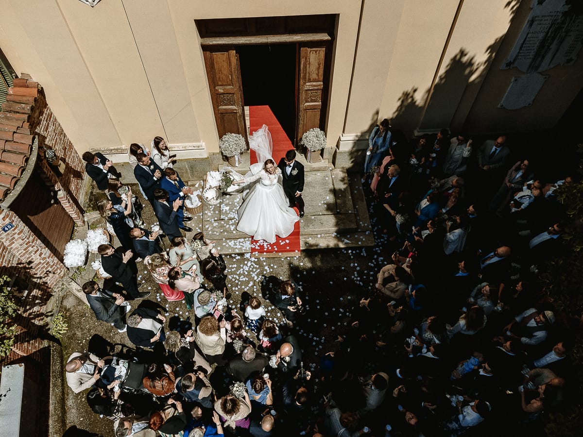 Cerimonia nella chiesa di Madonna della Scala. Lancio dei petali foto dal drone.
