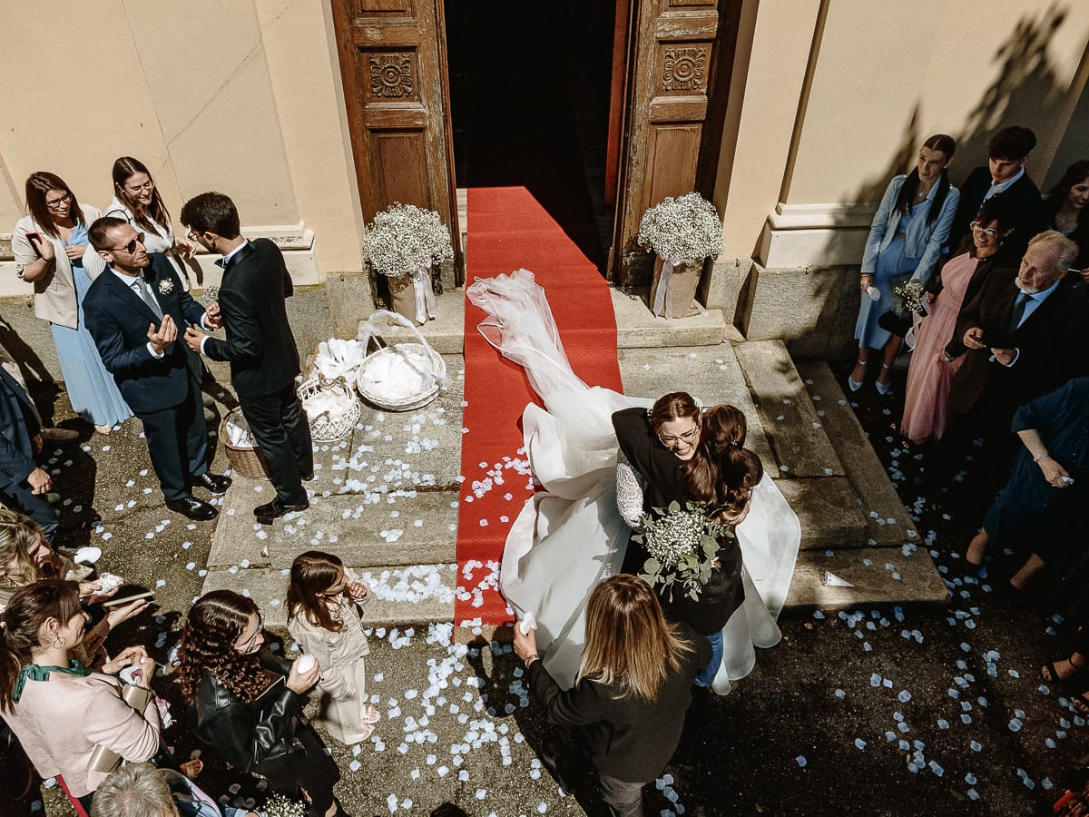 Cerimonia nella chiesa di Madonna della Scala. Baci e abbracci. Foto dal drone.