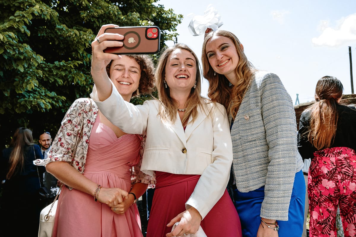 Cerimonia nella chiesa di Madonna della Scala. amiche della sposa si fanno un selfie.