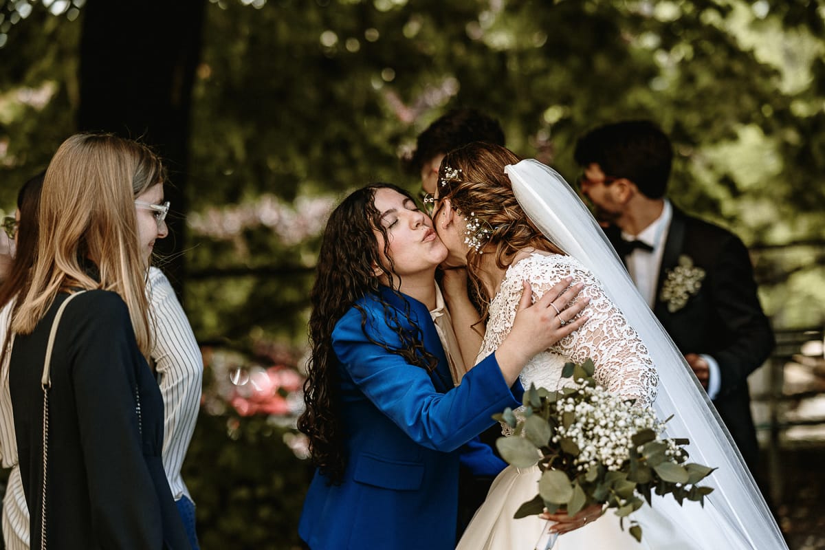 Cerimonia nella chiesa di Madonna della Scala. Sposa abbraccia un'amica.