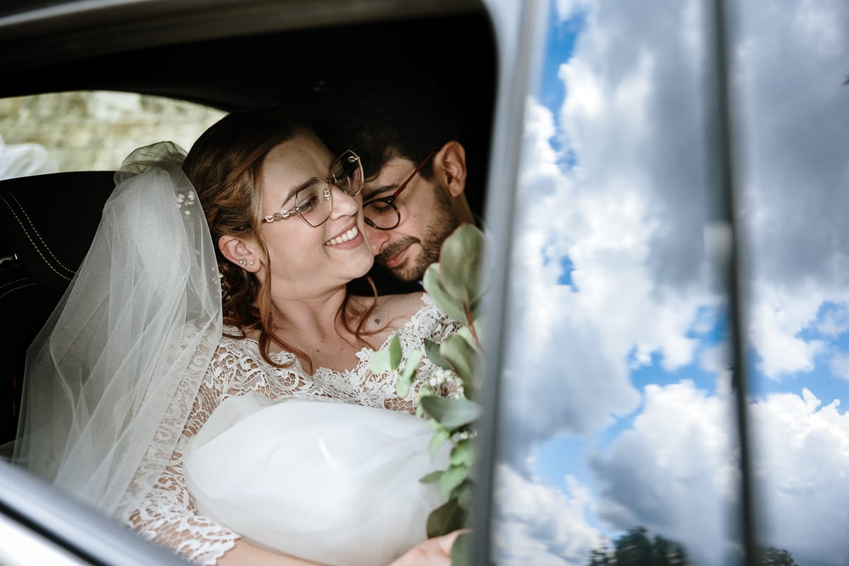 Matrimonio a Villa Ala di Rivalba (TO). sposi nell'auto.