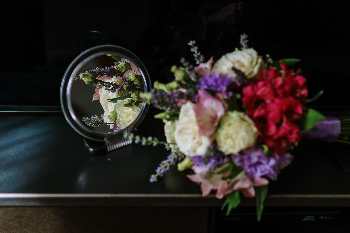 Fotografo matrimonio in Monferrato. Matrimonio di Serena e Fabrizio. Preparazione a Baldissero Torinese. Bouquet