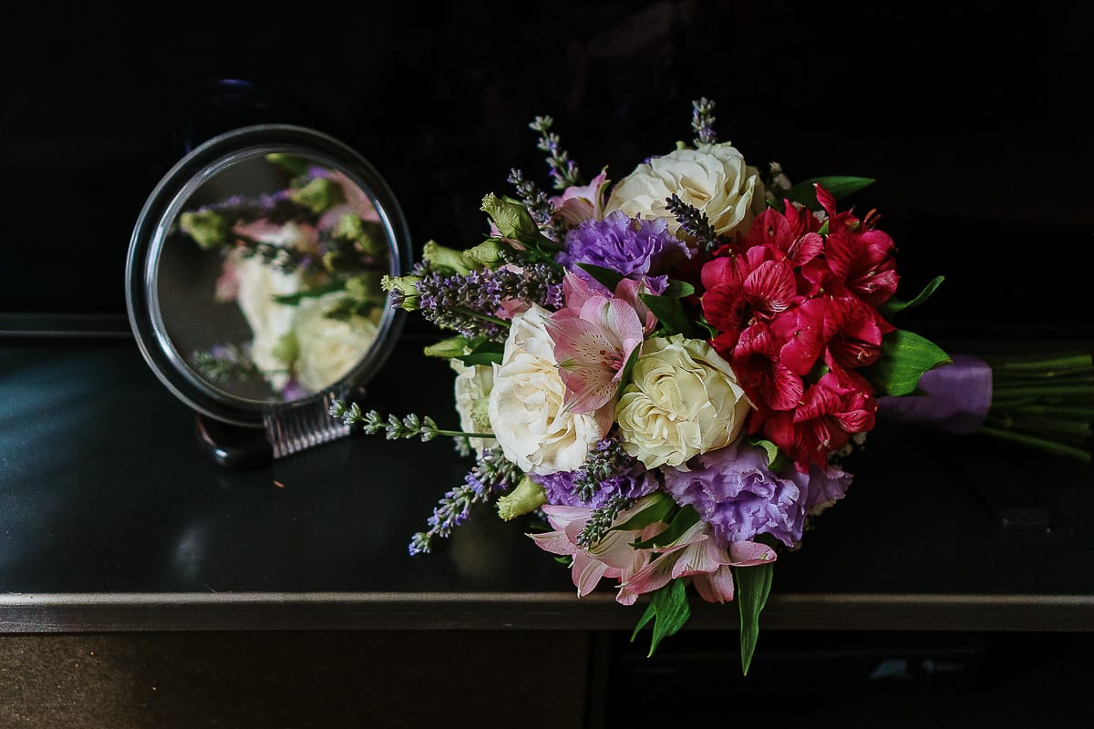 Fotografo matrimonio in Monferrato. Matrimonio di Serena e Fabrizio. Preparazione a Baldissero Torinese. Bouquet.