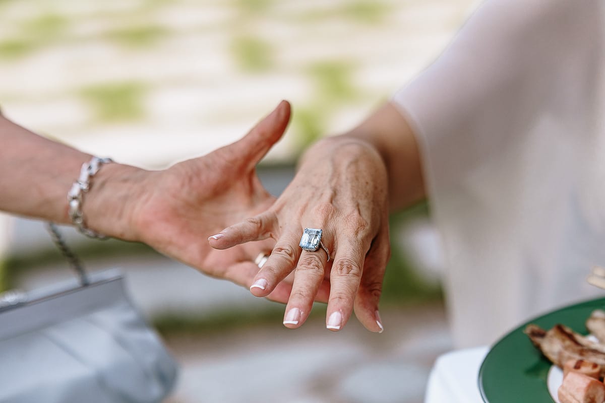 Fotografo matrimonio in Monferrato. Matrimonio di Serena e Fabrizio al Vecchio Castagno di Cocconato d'Asti. Aperitivo. Dettaglio dell'anello con acquamarina della sposa.
