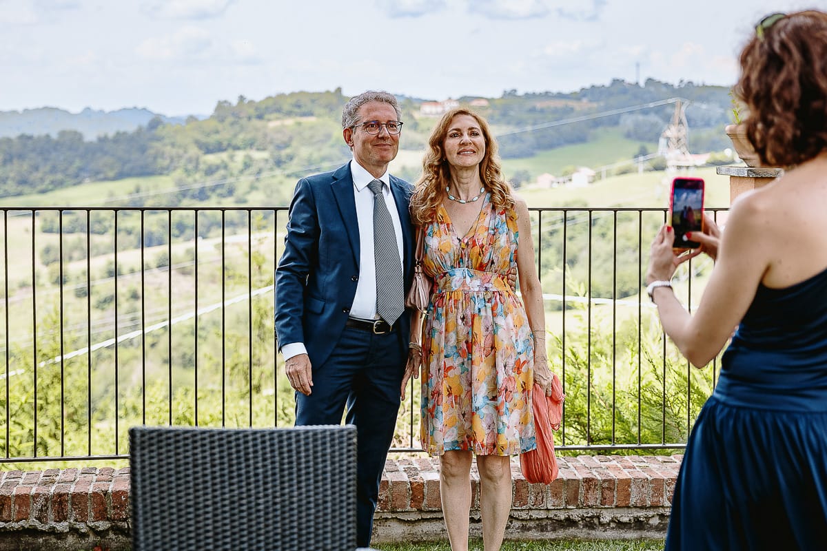 Fotografo matrimonio in Monferrato. Matrimonio di Serena e Fabrizio al Vecchio Castagno di Cocconato d'Asti. Aperitivo.