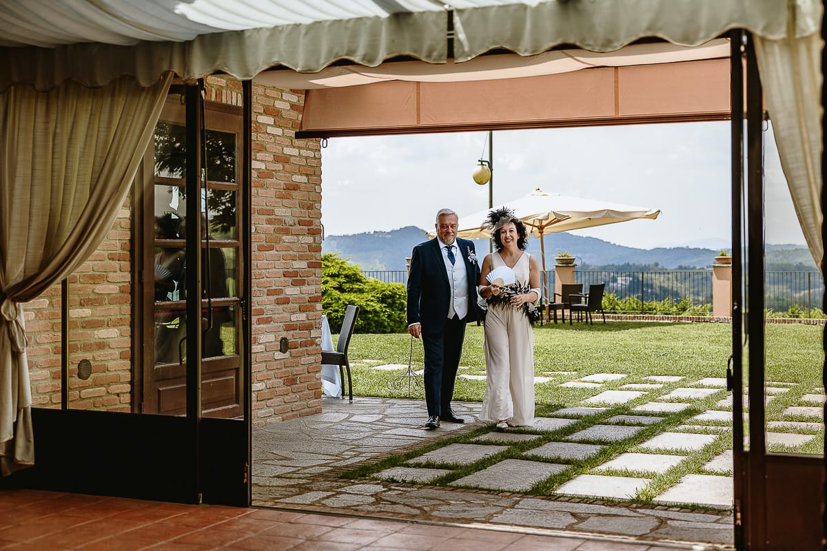 Fotografo matrimonio in Monferrato. Matrimonio di Serena e Fabrizio al Vecchio Castagno di Cocconato d'Asti. Pranzo nuziale. Ingresso degli sposi.
