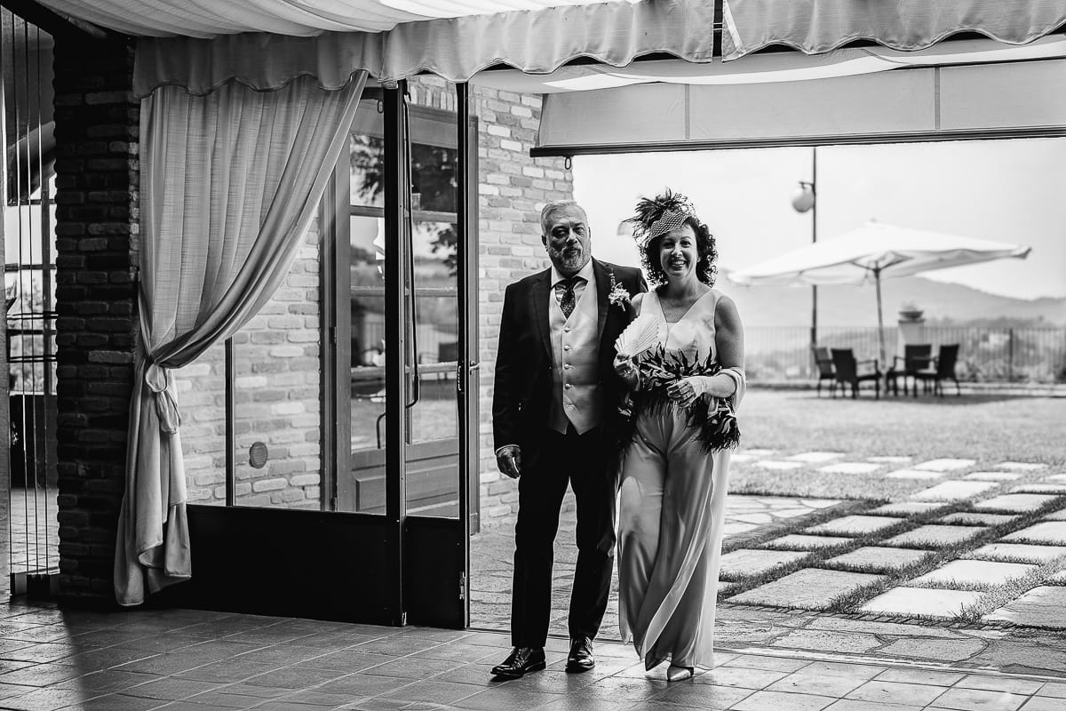 Fotografo matrimonio in Monferrato. Matrimonio di Serena e Fabrizio al Vecchio Castagno di Cocconato d'Asti. Pranzo nuziale. Ingresso degli sposi. Bianco e nero.