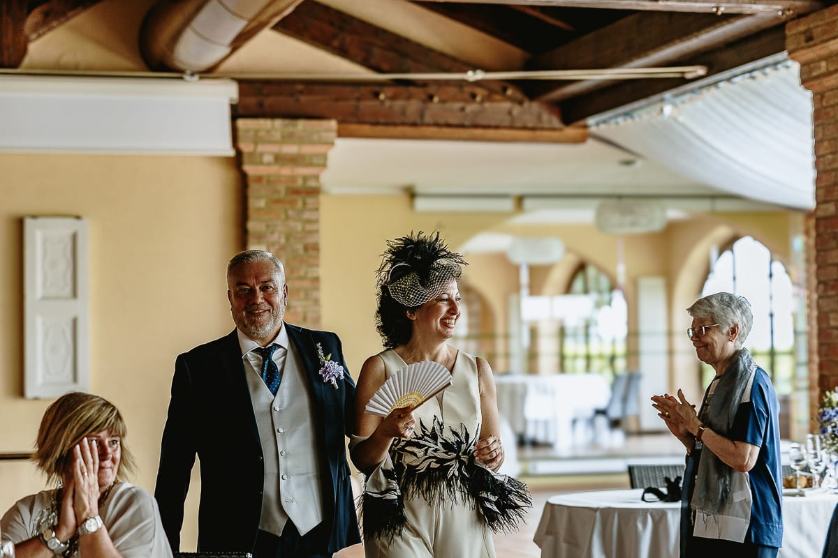 Fotografo matrimonio in Monferrato. Matrimonio di Serena e Fabrizio al Vecchio Castagno di Cocconato d'Asti. Pranzo nuziale. Ingresso degli sposi.