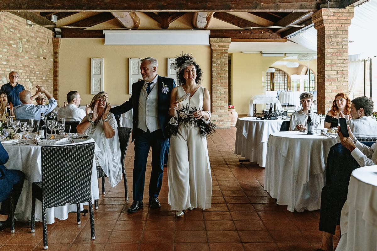 Fotografo matrimonio in Monferrato. Matrimonio di Serena e Fabrizio al Vecchio Castagno di Cocconato d'Asti. Pranzo nuziale. Ingresso degli sposi.