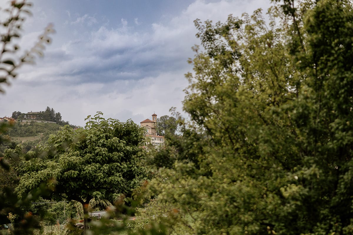 Fotografo matrimonio in Monferrato. Matrimonio di Serena e Fabrizio. Preparazione a Baldissero Torinese. Panorama.