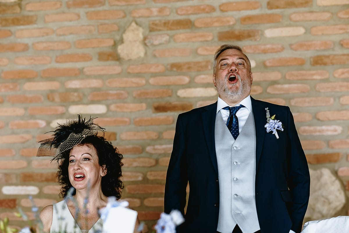 Fotografo matrimonio in Monferrato. Matrimonio di Serena e Fabrizio al Vecchio Castagno di Cocconato d'Asti. Pranzo nuziale. Sposi al tavolo.