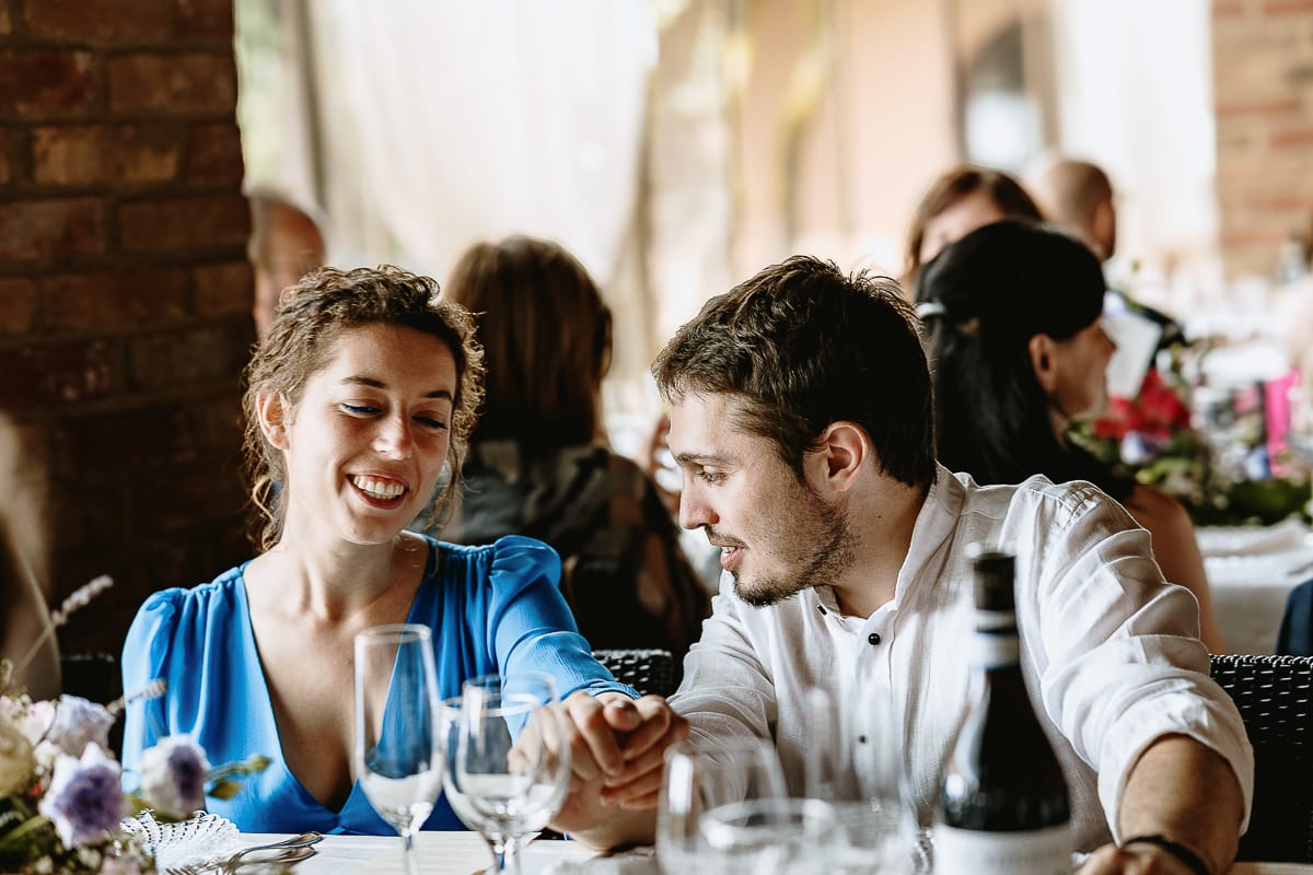 Fotografo matrimonio in Monferrato. Matrimonio di Serena e Fabrizio al Vecchio Castagno di Cocconato d'Asti. Pranzo nuziale. Coppia di giovani invitati.