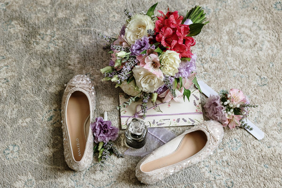 Fotografo matrimonio in Monferrato. Matrimonio di Serena e Fabrizio. Preparazione a Baldissero Torinese. Flatlay. dettagli.