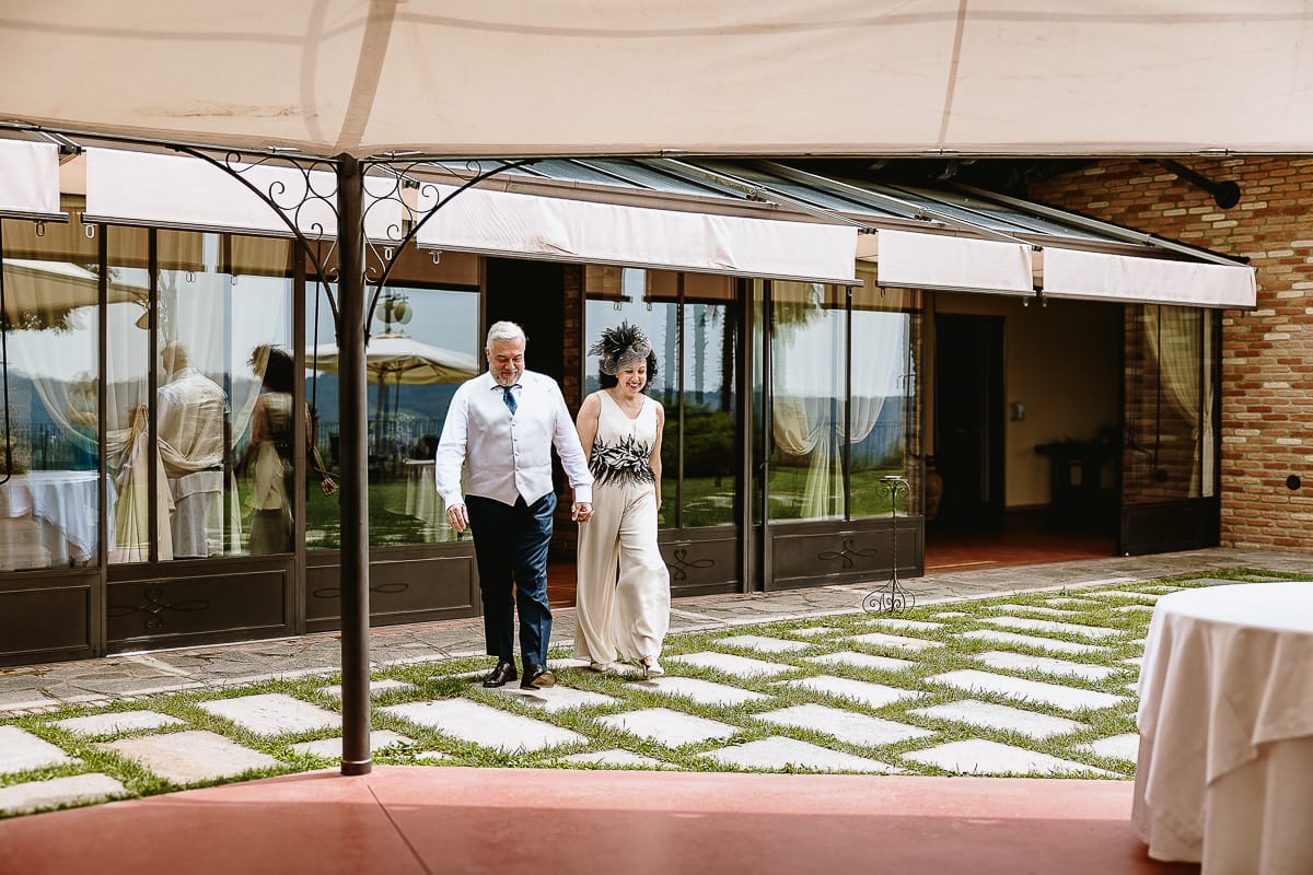 Fotografo matrimonio in Monferrato. Matrimonio di Serena e Fabrizio al Vecchio Castagno di Cocconato d'Asti. Pranzo nuziale. Ballo degli sposi.