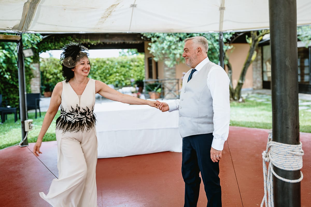 Fotografo matrimonio in Monferrato. Matrimonio di Serena e Fabrizio al Vecchio Castagno di Cocconato d'Asti. Pranzo nuziale. Ballo degli sposi.