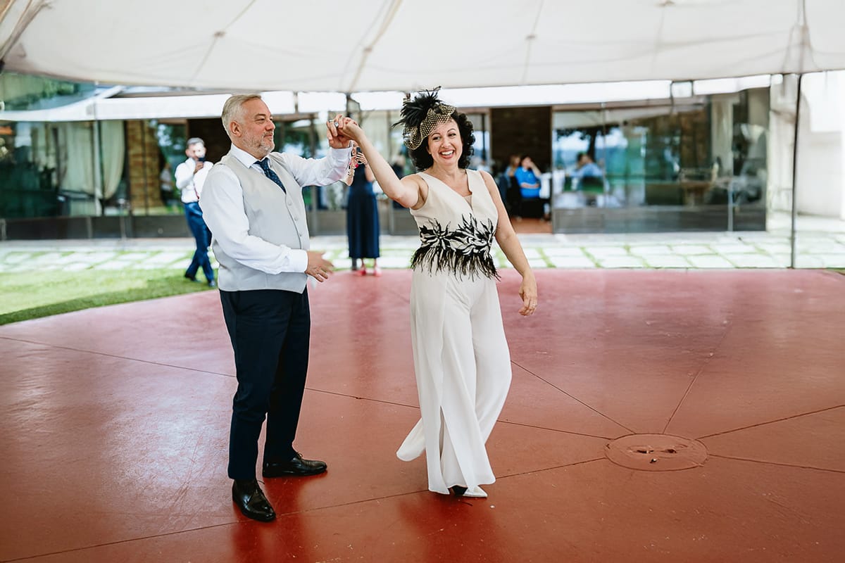 Fotografo matrimonio in Monferrato. Matrimonio di Serena e Fabrizio al Vecchio Castagno di Cocconato d'Asti. Pranzo nuziale. Ballo degli sposi.