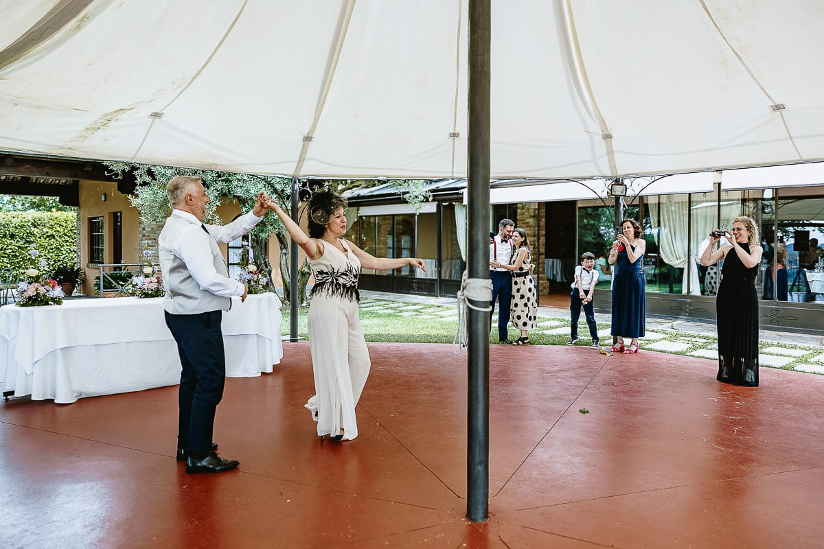 Fotografo matrimonio in Monferrato. Matrimonio di Serena e Fabrizio al Vecchio Castagno di Cocconato d'Asti. Pranzo nuziale. Ballo degli sposi.