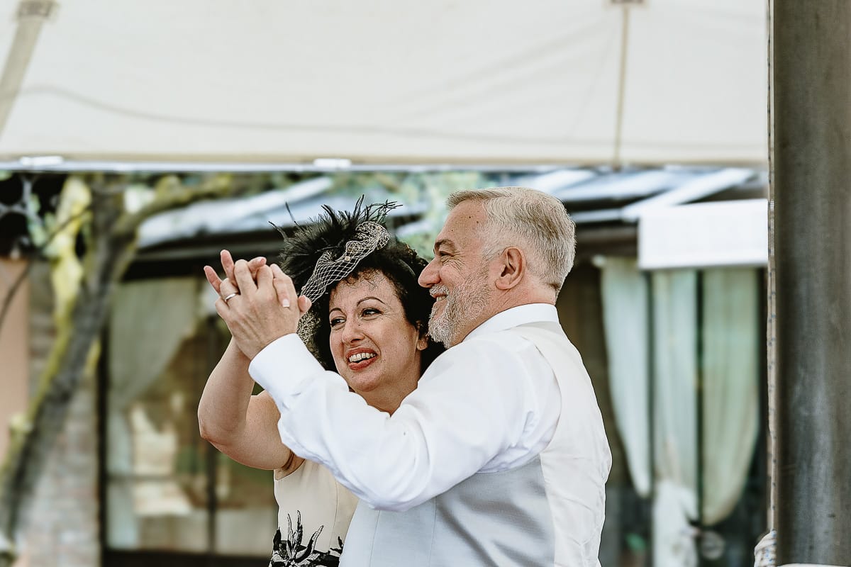 Fotografo matrimonio in Monferrato. Matrimonio di Serena e Fabrizio al Vecchio Castagno di Cocconato d'Asti. Pranzo nuziale. Ballo degli sposi.