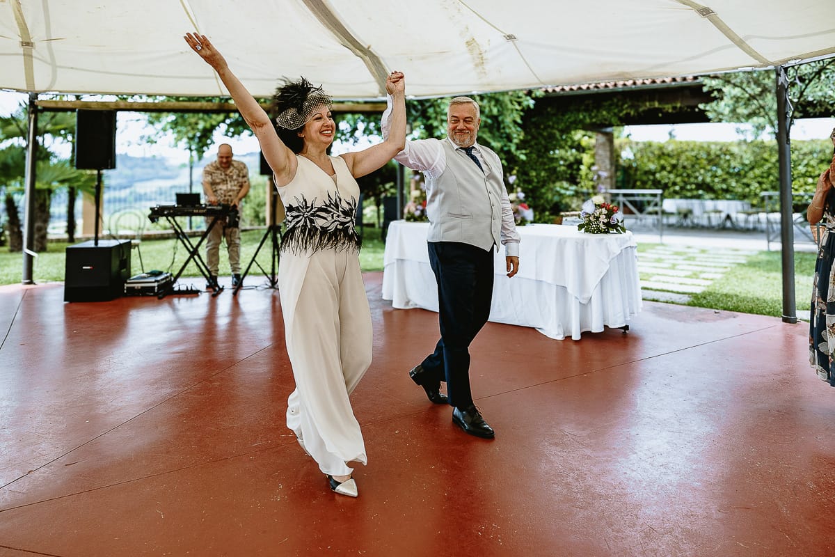 Fotografo matrimonio in Monferrato. Matrimonio di Serena e Fabrizio al Vecchio Castagno di Cocconato d'Asti. Pranzo nuziale. Ballo degli sposi.