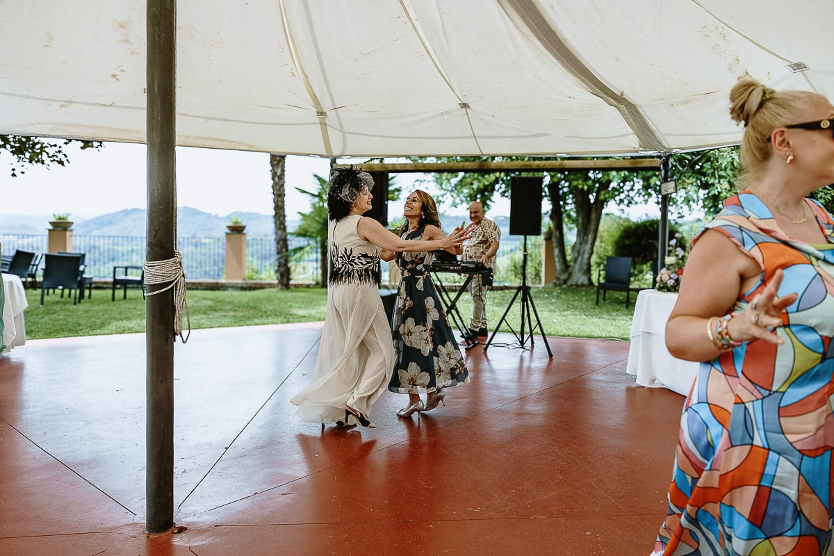 Fotografo matrimonio in Monferrato. Matrimonio di Serena e Fabrizio al Vecchio Castagno di Cocconato d'Asti. Pranzo nuziale. Balli.