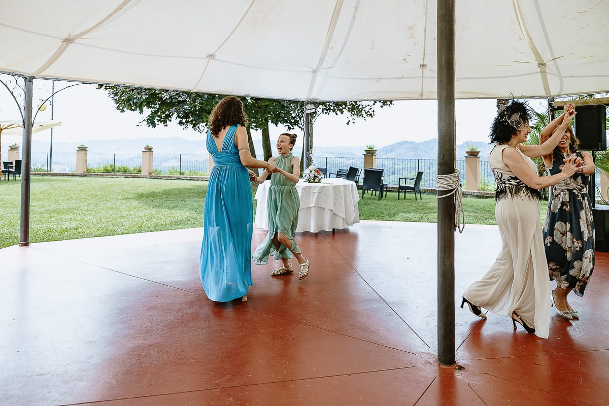 Fotografo matrimonio in Monferrato. Matrimonio di Serena e Fabrizio al Vecchio Castagno di Cocconato d'Asti. Pranzo nuziale. Balli.
