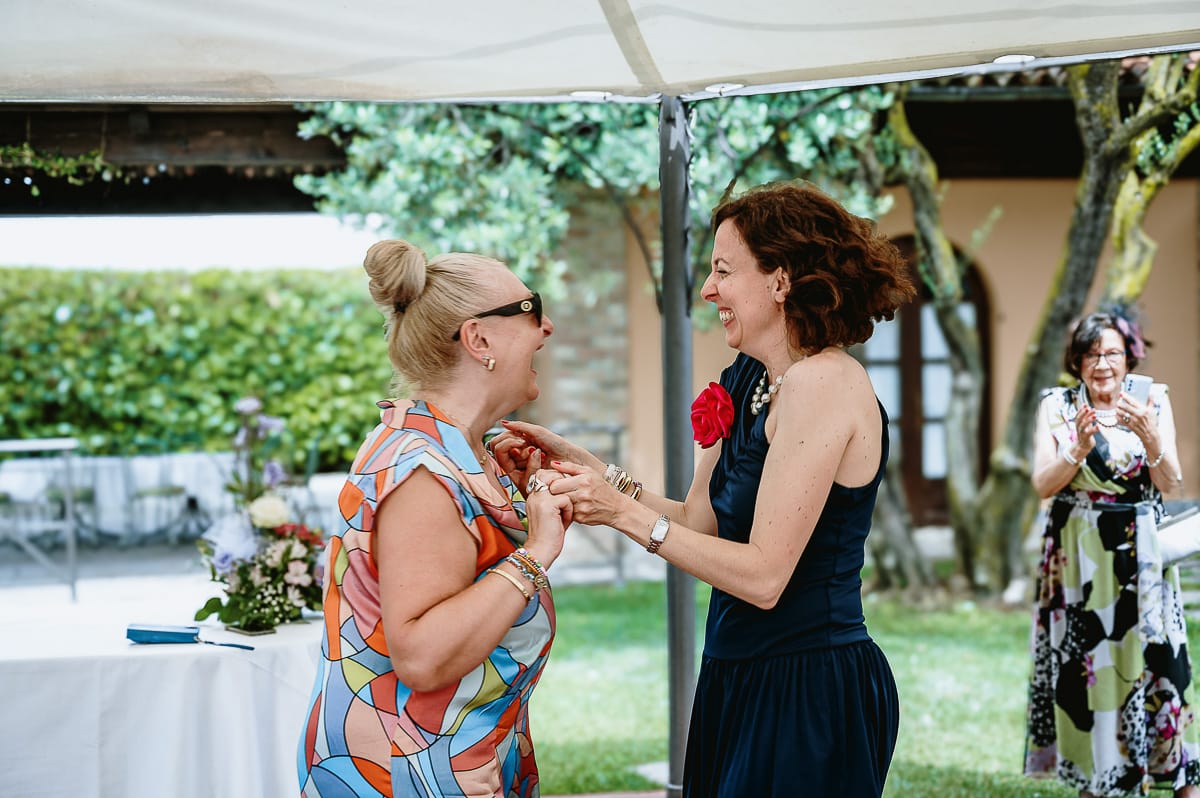 Fotografo matrimonio in Monferrato. Matrimonio di Serena e Fabrizio al Vecchio Castagno di Cocconato d'Asti. Pranzo nuziale. Balli.