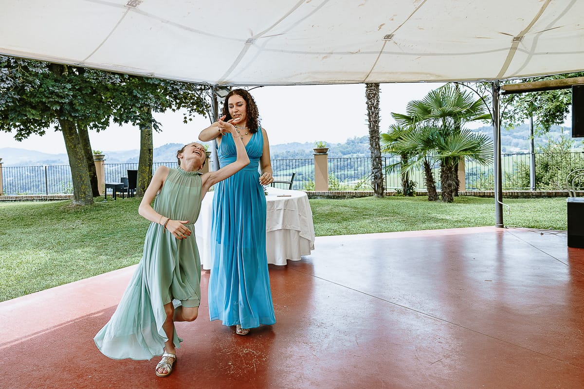 Fotografo matrimonio in Monferrato. Matrimonio di Serena e Fabrizio al Vecchio Castagno di Cocconato d'Asti. Pranzo nuziale. Balli.