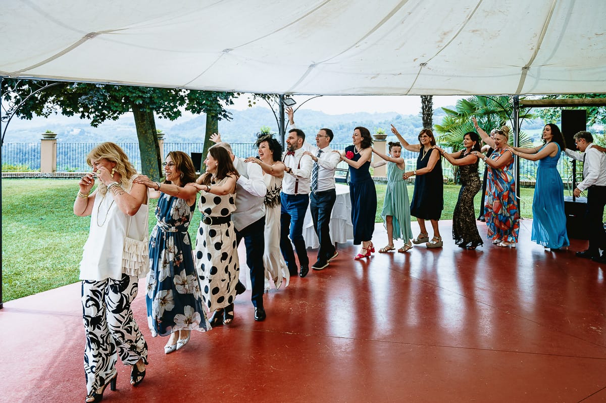 Fotografo matrimonio in Monferrato. Matrimonio di Serena e Fabrizio al Vecchio Castagno di Cocconato d'Asti. Pranzo nuziale. Balli. trenino.
