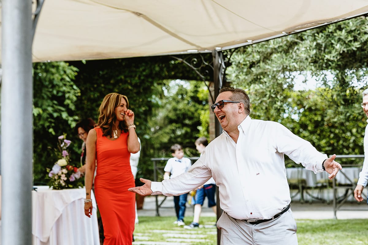Fotografo matrimonio in Monferrato. Matrimonio di Serena e Fabrizio al Vecchio Castagno di Cocconato d'Asti. Pranzo nuziale. Balli.