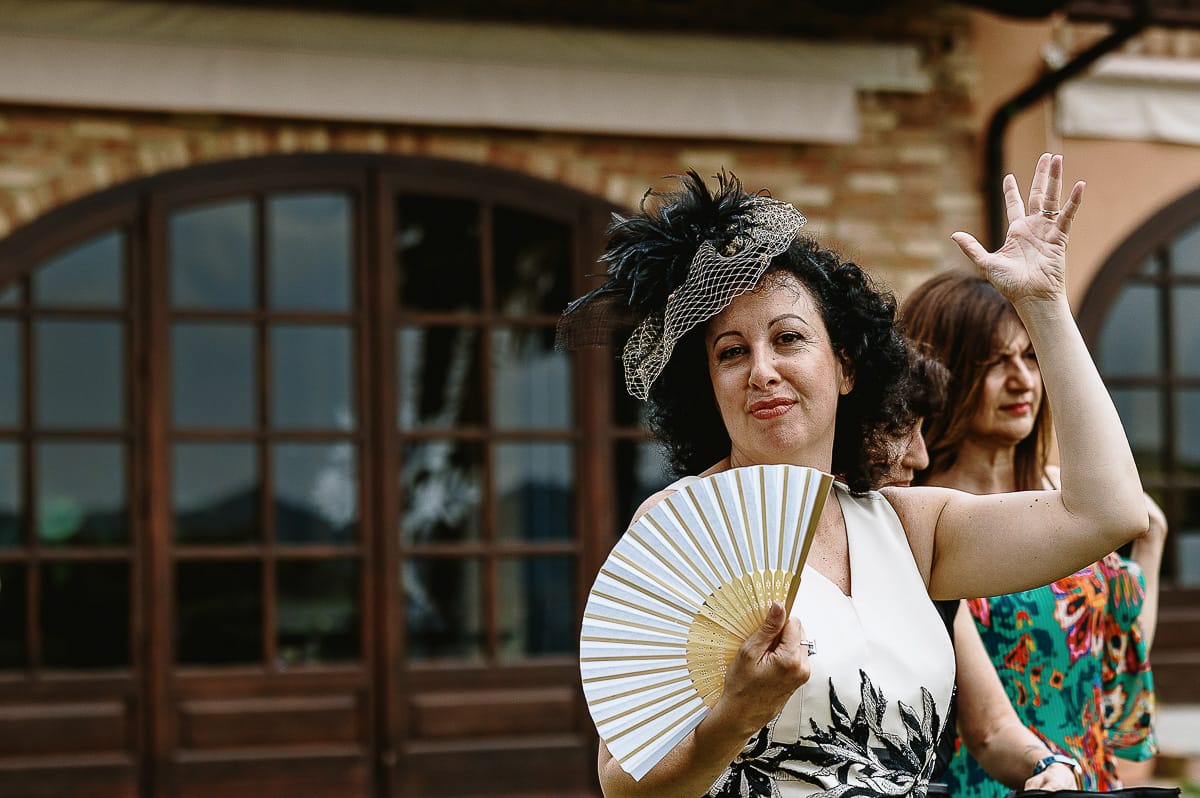 Fotografo matrimonio in Monferrato. Matrimonio di Serena e Fabrizio al Vecchio Castagno di Cocconato d'Asti. Sposa con le amiche.