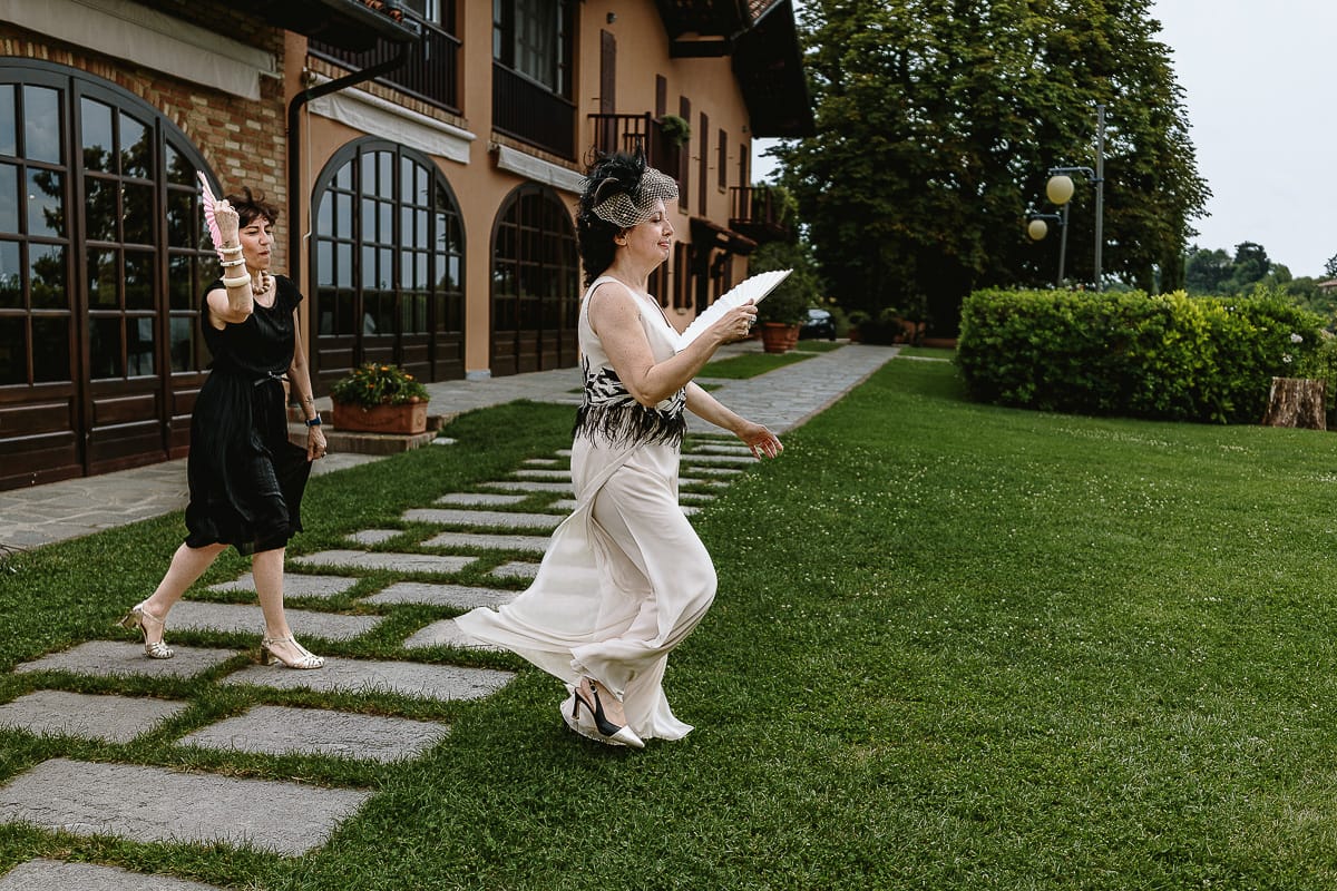 Fotografo matrimonio in Monferrato. Matrimonio di Serena e Fabrizio al Vecchio Castagno di Cocconato d'Asti. Sposa con le amiche.