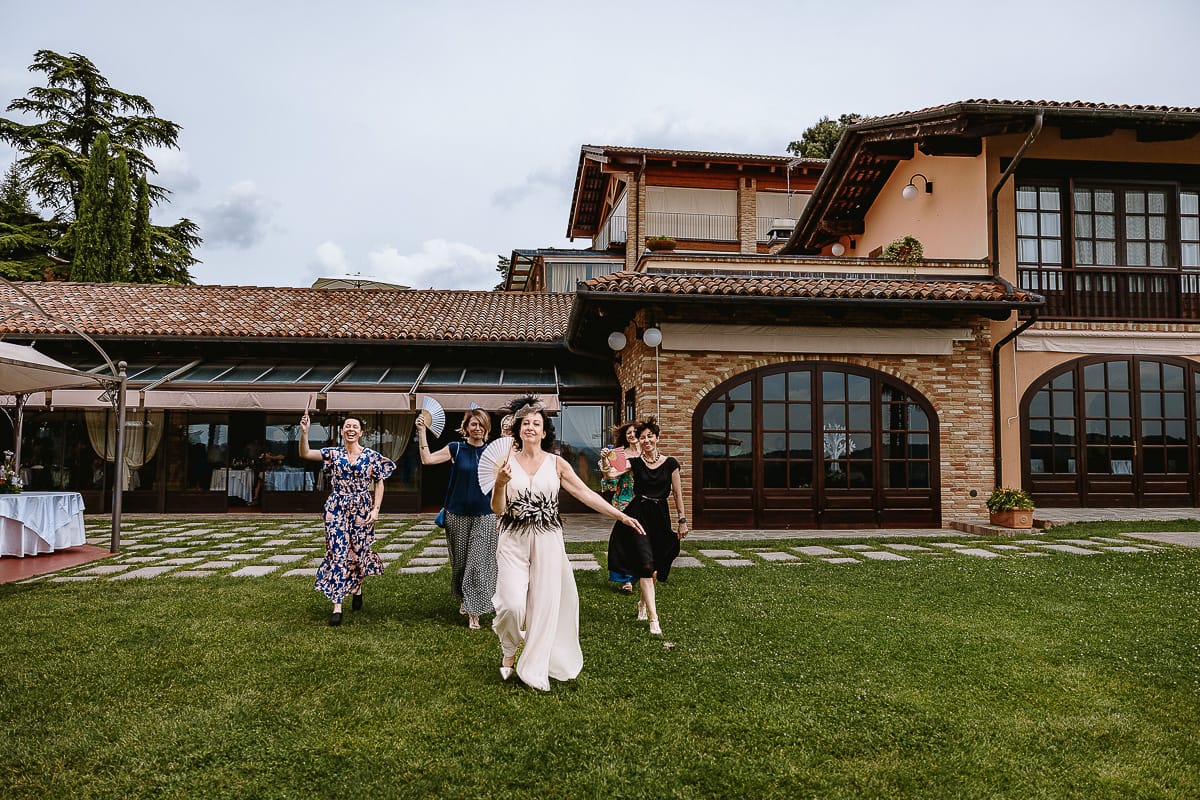 Fotografo matrimonio in Monferrato. Matrimonio di Serena e Fabrizio al Vecchio Castagno di Cocconato d'Asti. Sposa con le amiche camminano insieme