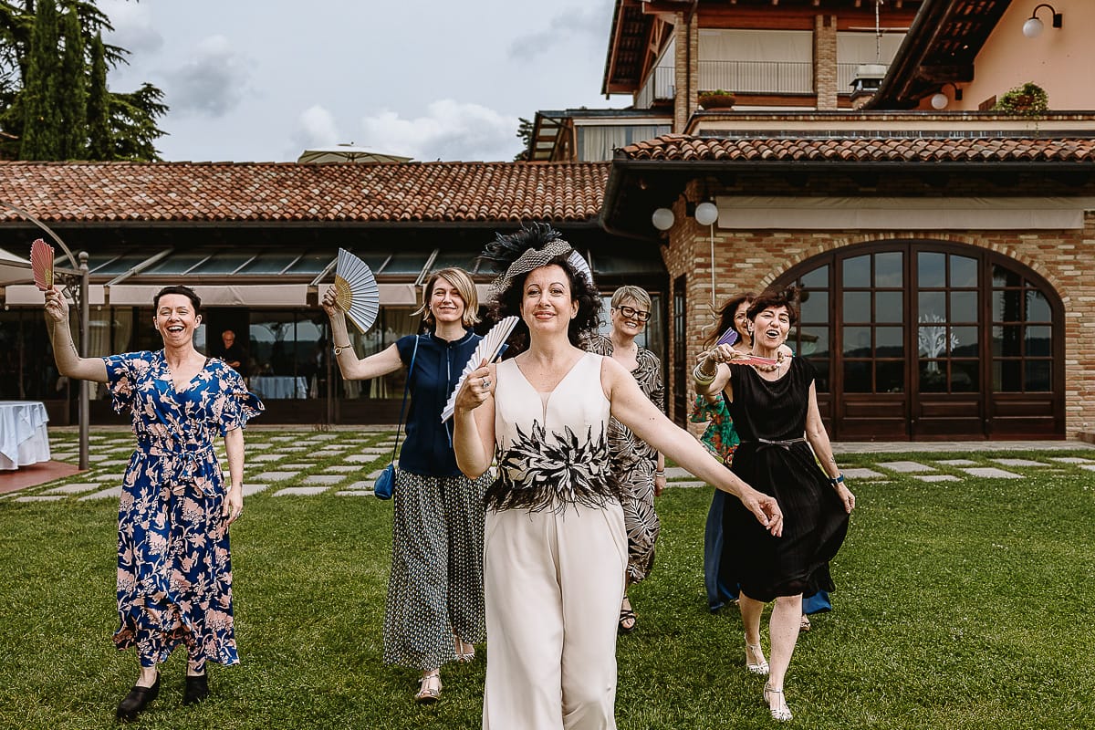 Fotografo matrimonio in Monferrato. Matrimonio di Serena e Fabrizio al Vecchio Castagno di Cocconato d'Asti. Sposa con le amiche.