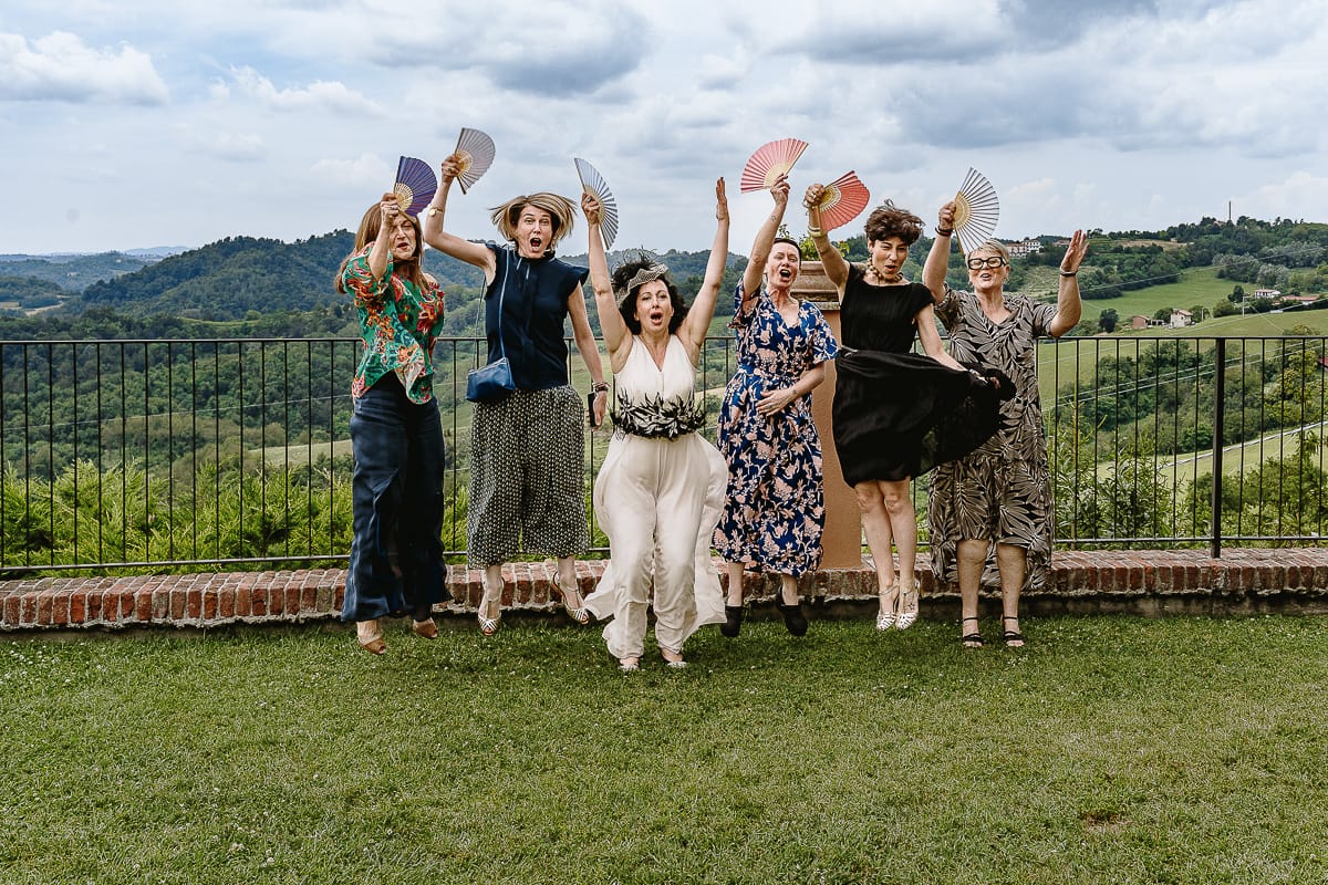 Fotografo matrimonio in Monferrato. Matrimonio di Serena e Fabrizio al Vecchio Castagno di Cocconato d'Asti. Sposa con le amiche. saltano