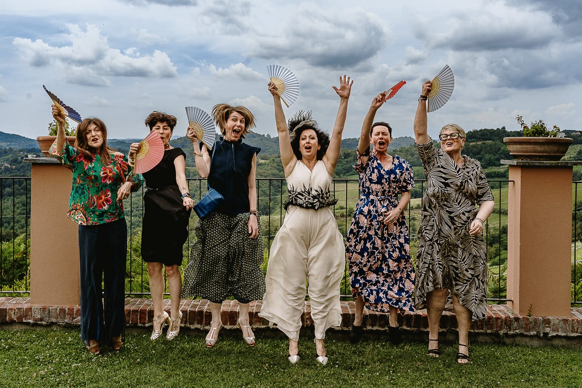 Fotografo matrimonio in Monferrato. Matrimonio di Serena e Fabrizio al Vecchio Castagno di Cocconato d'Asti. Sposa con le amiche.Saltano.