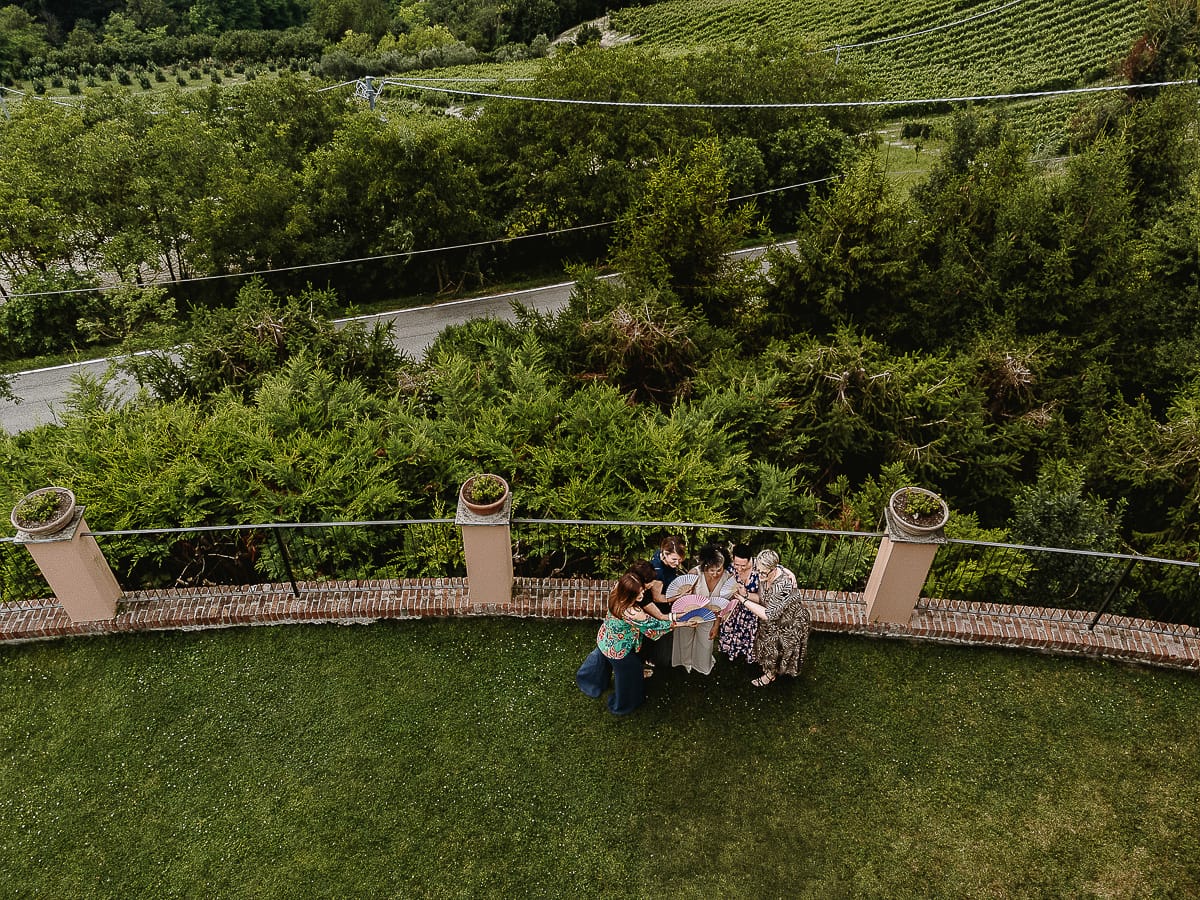 Fotografo matrimonio in Monferrato. Matrimonio di Serena e Fabrizio al Vecchio Castagno di Cocconato d'Asti. Sposa con le amiche. Foto aerea da drone.