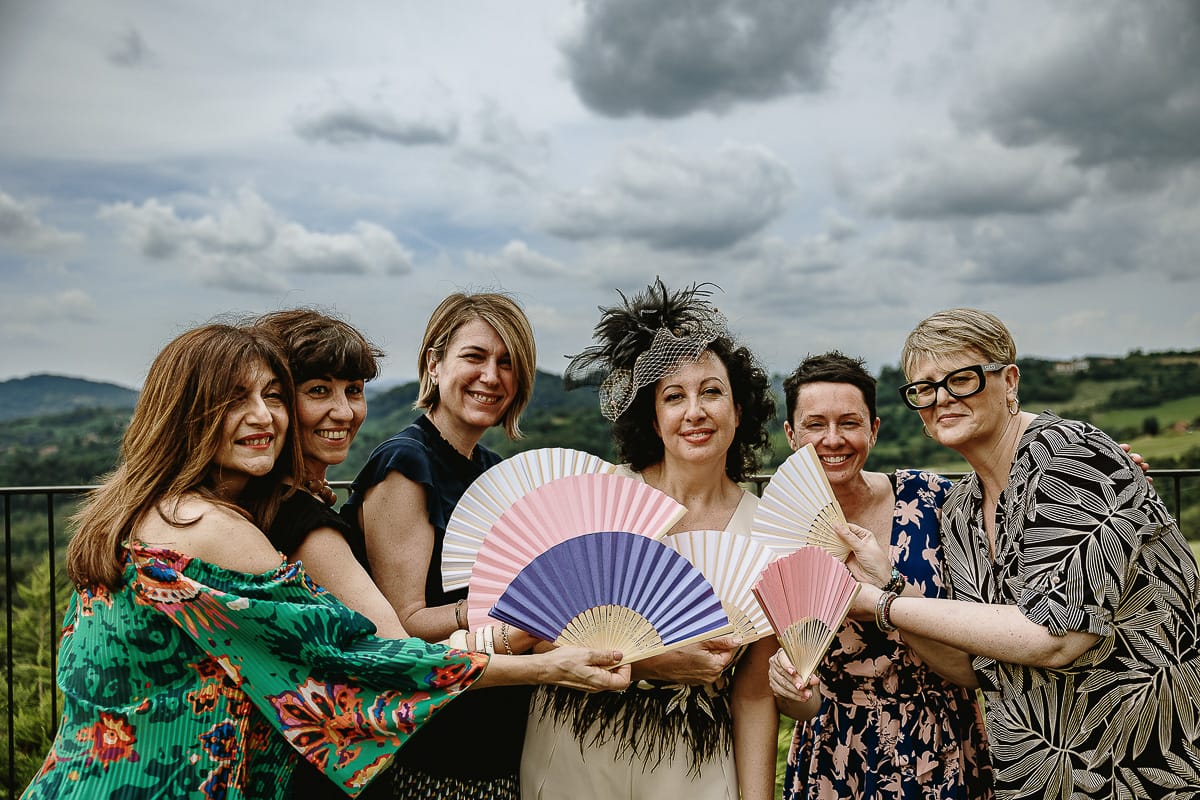 Fotografo matrimonio in Monferrato. Matrimonio di Serena e Fabrizio al Vecchio Castagno di Cocconato d'Asti. Sposa con le amiche.