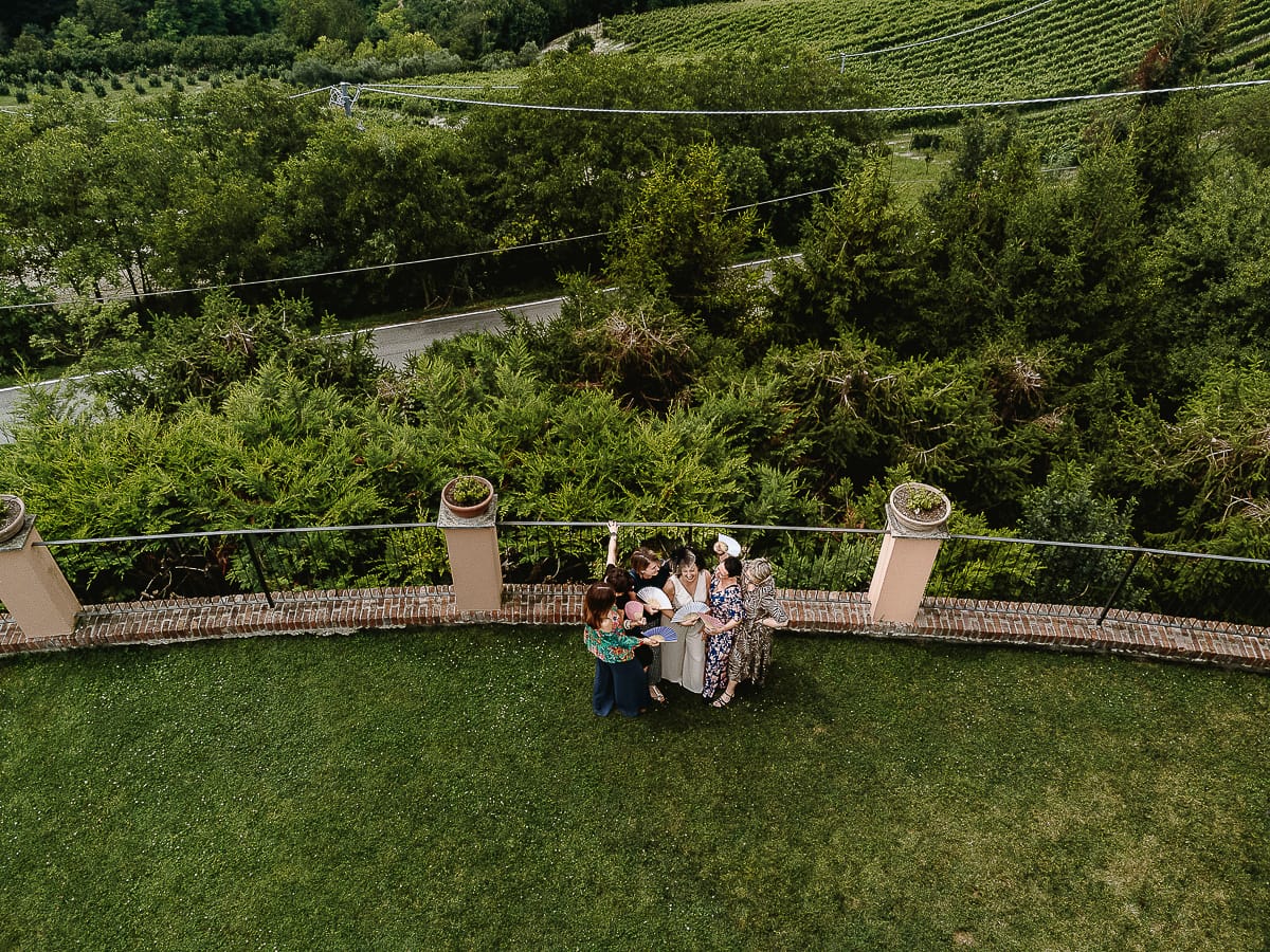 Fotografo matrimonio in Monferrato. Matrimonio di Serena e Fabrizio al Vecchio Castagno di Cocconato d'Asti. Sposa con le amiche. Foto aerea da drone.
