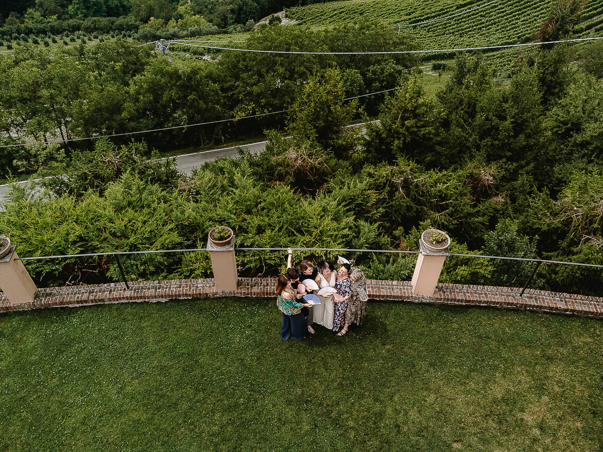 Fotografo matrimonio in Monferrato. Matrimonio di Serena e Fabrizio al Vecchio Castagno di Cocconato d'Asti. Sposa con le amiche.Foto aerea da drone.