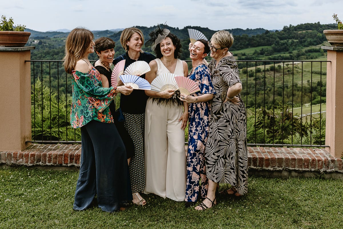 Fotografo matrimonio in Monferrato. Matrimonio di Serena e Fabrizio al Vecchio Castagno di Cocconato d'Asti. Sposa con le amiche.