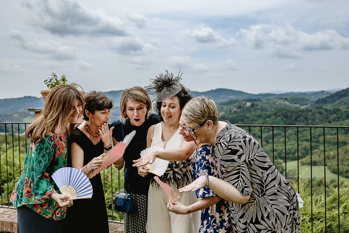 Fotografo matrimonio in Monferrato. Matrimonio di Serena e Fabrizio al Vecchio Castagno di Cocconato d'Asti. Sposa con le amiche.
