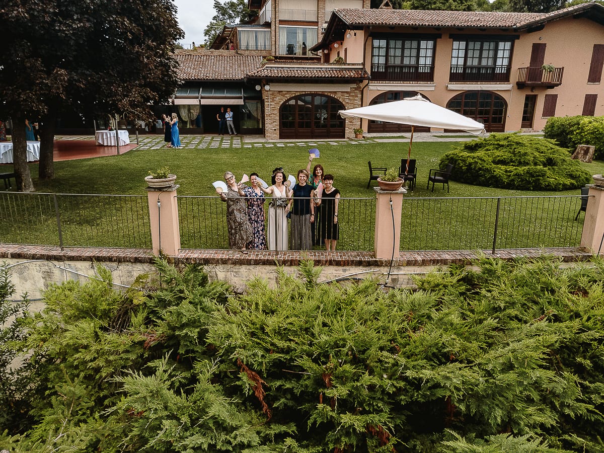 Fotografo matrimonio in Monferrato. Matrimonio di Serena e Fabrizio al Vecchio Castagno di Cocconato d'Asti. Sposa con le amiche. Foto da drone.