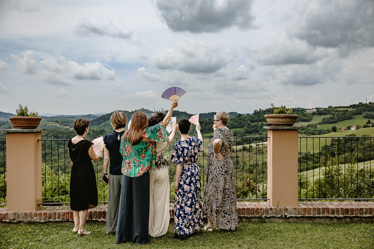 Fotografo matrimonio in Monferrato. Matrimonio di Serena e Fabrizio al Vecchio Castagno di Cocconato d'Asti. Sposa con le amiche.