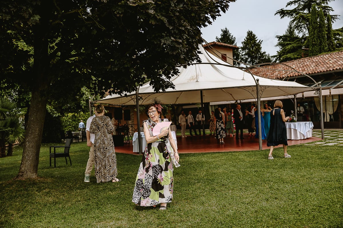 Fotografo matrimonio in Monferrato. Matrimonio di Serena e Fabrizio al Vecchio Castagno di Cocconato d'Asti. mamma della sposa.
