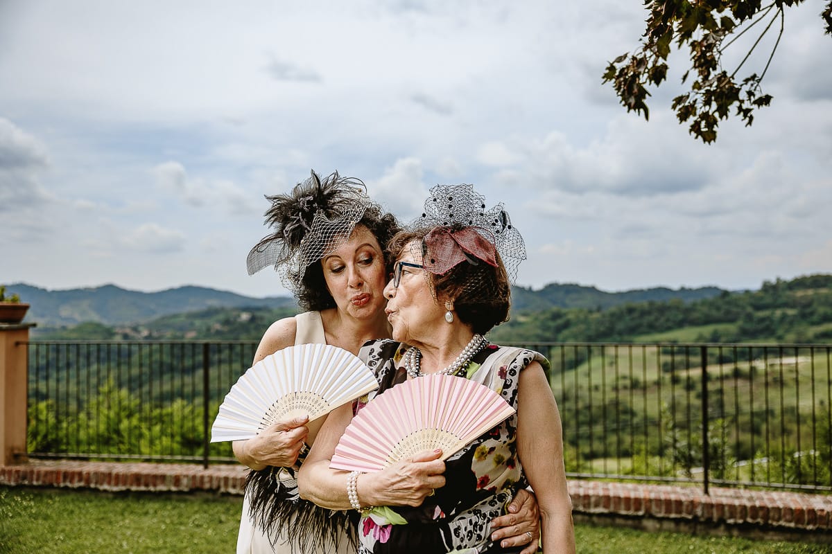 Fotografo matrimonio in Monferrato. Matrimonio di Serena e Fabrizio al Vecchio Castagno di Cocconato d'Asti. Sposa con la mamma.